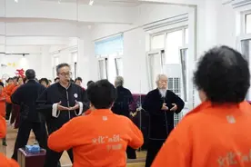 中韩涌起健康新风尚！崂山道教武术非遗传承人亲授玄真养心操，居民直呼"太过瘾了"！图片