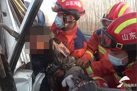 邹平：两车追尾致车头变形 一人被困驾驶室图片