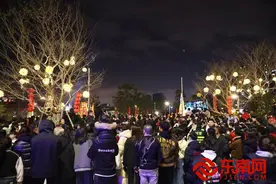 人山人海！2月11日晚，苍霞湖公园沸腾了，浪漫震撼！图片