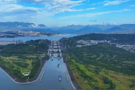 三峡枢纽今年前三季度通过量达1.15亿吨图片