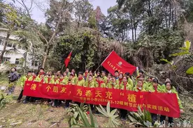 “浇”个朋友，为春天充“植”图片