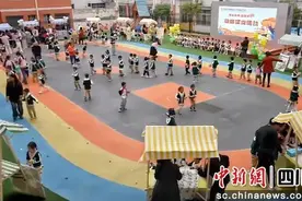 南充嘉陵：萌娃变身“小老板” 孝心集市热闹开市图片