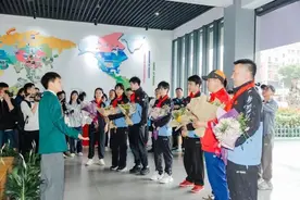 中国羽毛球队宁波进校园，王昶母校孩子们开心了图片