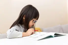 “AI枪手”横行中小学生作业本  这下妈妈更担心我的学习了！图片