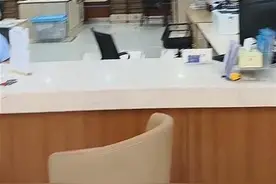 杭州一行政服务中心上班时间多人不在岗，致市民排队等候？官方回应图片