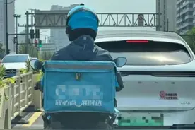 小哥开价值50万黄牌摩托送外卖？身份被扒！图片