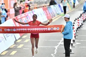 又破赛会纪录！清马全马女子第一名冲线，来自埃塞俄比亚图片