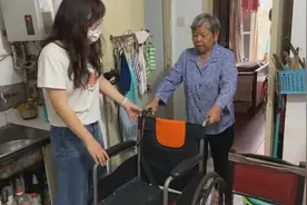 靠着轮椅车的把手，她艰难行走了近500米！只为……图片