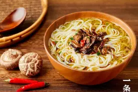 松茸、土鸡汤加菌菇，10分钟还原地道的云南米线，满口鲜香！图片