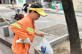 错过儿子高考后，环卫工连续九年在考点外工作图片