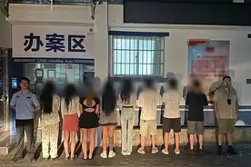 私人影院变“淫窝”，吸引顾客到店嫖娼，8名男女当场被抓图片