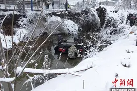 湖南双峰：外地车大雪中落水 众人跳入刺骨水塘中救人图片