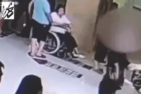 男子酒后失控大闹医院，排队时突然挥拳猛击显示屏！图片