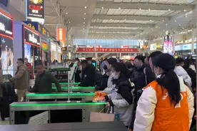 铁路上海站昨日发送65.6万人次创新高，今日增开列车159列图片