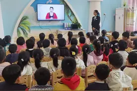 大手拉小手金融初启蒙 民生银行临沭支行举办小小银行家主题活动图片