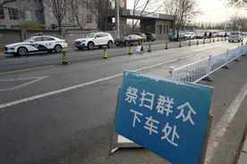 假期首日各大陵园迎祭扫高峰 北京倡导鲜花祭祀等文明祭扫方式图片