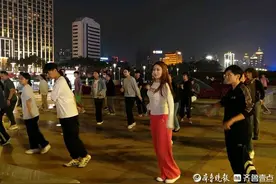 越来越多年轻人爱上广场舞，这种运动方式也很潮图片