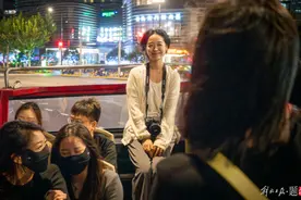 敞篷巴士今晚谢幕，乘客纷纷赶来打卡无遮挡最美移动风景图片