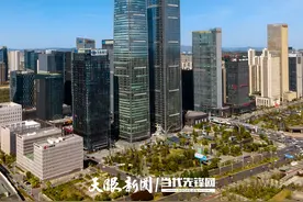 春日的贵州金融城高楼林立图片