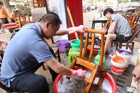 三部门向湖南平江增拨5000个家庭应急包等中央救灾物资图片