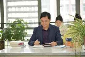 淮南师院人用“五一”坚守岗位 诠释“劳动最光荣”！图片