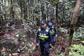 想起在广西边境一线戍边的爸爸 女儿捧全家福无声哭泣图片