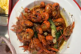 小龙虾批发价较2个月前腰斩，“小青”价格低至个位数图片