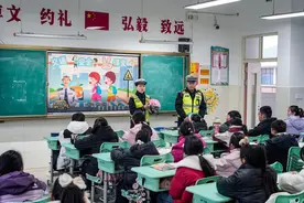 上课铃响 安徽交警全力护航 | 开学季图片