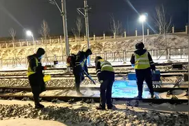 连夜“抢战”暴雪保障地铁运营图片