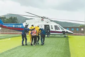 台风天平潭上演空中紧急救援图片