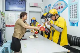 立秋了 外卖骑手小哥们 社区喊你回家吃饺子图片