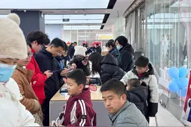 开心消费过大年｜门店客流量暴增3倍！买手机最高“国补”500元，新一波消费热潮来了？图片