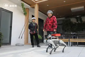 机器狗“上岗”养老院成新宠图片