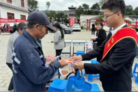 甘肃银行平凉分行：国庆期间“我在岗” 金融服务有保障图片