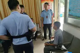 暖心！海口一老人乘公交迷路，公交职工携手民警助其回家图片