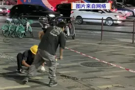 不锈钢盲道被吐槽成“瞎滑”，当地连夜拆除，但还有......图片