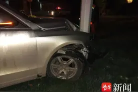下夜班后男子开车打起了瞌睡，车辆瞬间失控撞上路灯杆图片