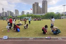杭州一幼儿园亲子运动会结束后，接下来的一幕让教育的意义具象化了图片