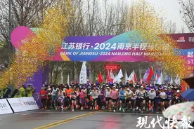 2024南京半程马拉松鸣枪开跑，2万名跑者跑进江心洲最美春天里图片