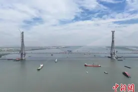 常泰长江大桥主航道桥合龙段钢桁梁吊装完成图片