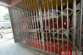 株洲芦淞大桥事故致菜场母子三人遇难，邻居自发帮忙处理蔬菜，有人买点生姜付一百元图片