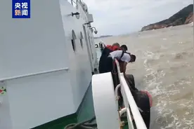 货船遇险5名船员落水 风浪中上演现实版“海空救援”图片