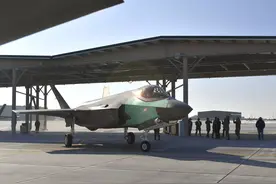 美国空军将两架损毁的F-35战斗机融合在一起 仅用600万美元令其重返蓝天图片