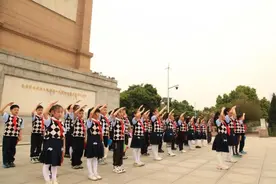 小学组织清明祭英烈活动，同学们用自制“英雄卡”敬献先烈图片