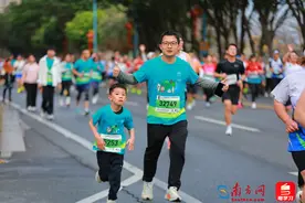 以奔跑品味“山水至清”！2025清远马拉松开跑图片