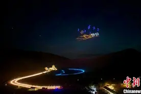 敦煌大漠“万人星空演唱会”：沙山作天然幕布图片