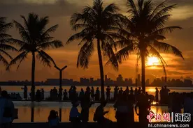 秋日里的海口湾：夕阳西下 如诗如画图片
