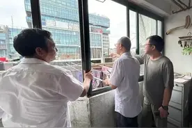 新开餐馆的烟囱直对居民阳台怎么办？松江这个居民区这样做图片