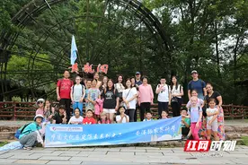 中外亲子家庭欢聚黄龙洞 共探张家界地质奥秘和传统文化图片