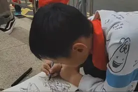 【天眼视频】小学生以阶梯为桌 画出自己心里的“战斗机”图片